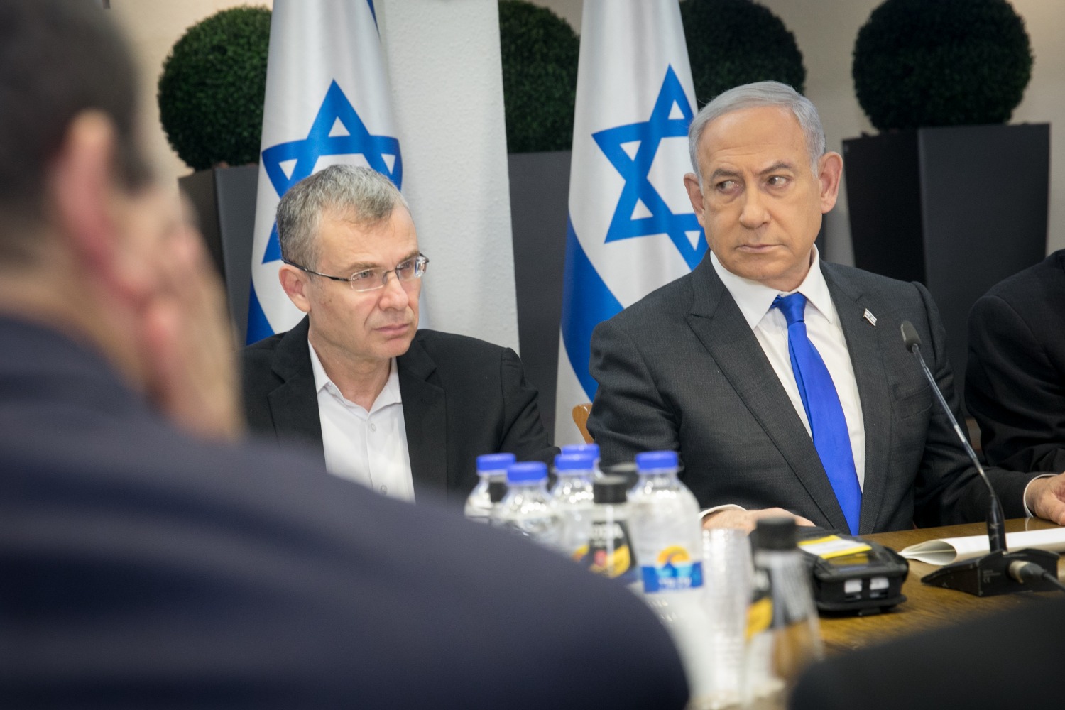 Das israelische Kriegskabinett erörtert heikle Kriegsfragen