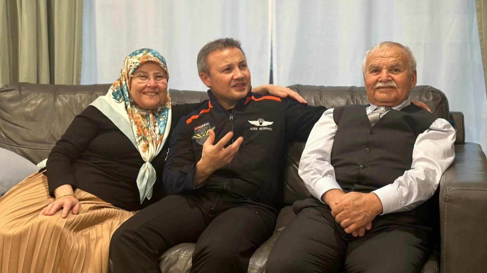 Turchia - Il primo astronauta turco riunisce la sua famiglia