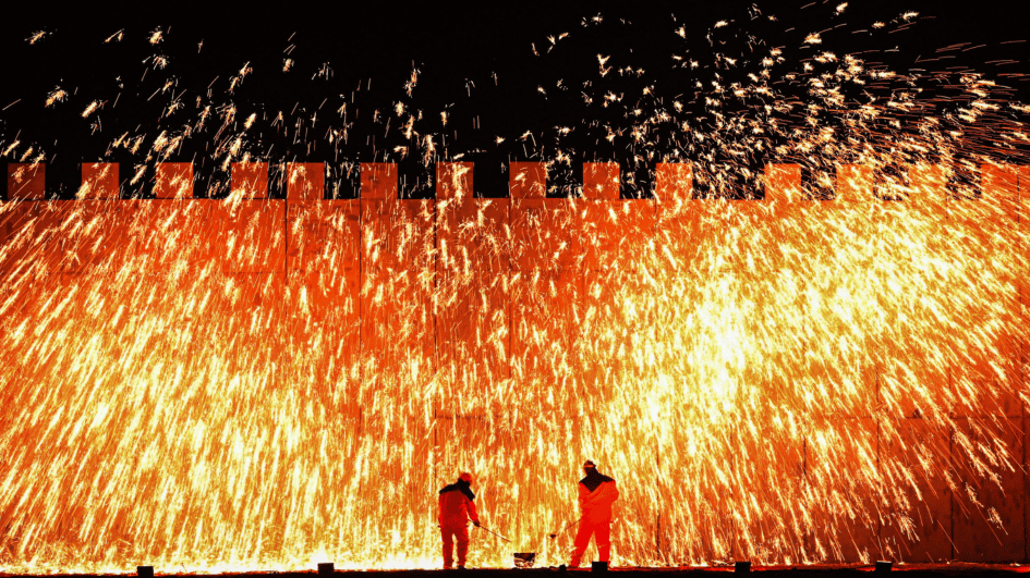 I fuochi d'artificio del Capodanno cinese accendono il dibattito su tradizione e sicurezza