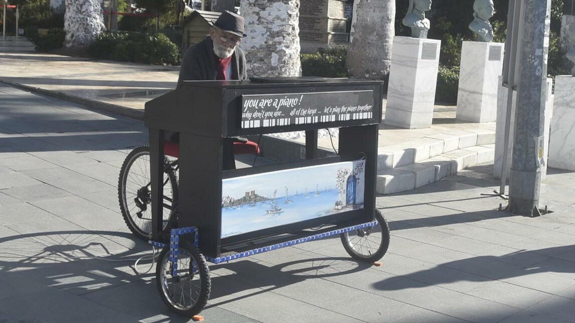 Un residente di Bodrum fa una serenata alla città con un pianoforte in bicicletta