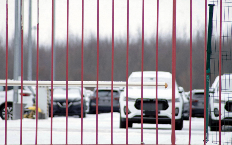 Hundreds of assembled domestic crossovers XCITE (Chery Tiggo 7 Pro) were filmed at the former Russian Nissan plant, they are without grilles and logos