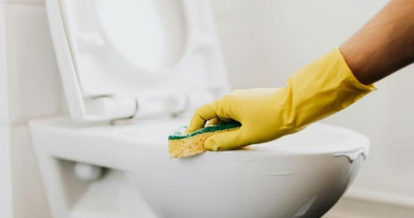 Un cours de nettoyage de toilettes à 580 $ est ridicule, mais SkillsFuture et NEA déclarent que la formation est « essentielle » pour les nettoyeurs