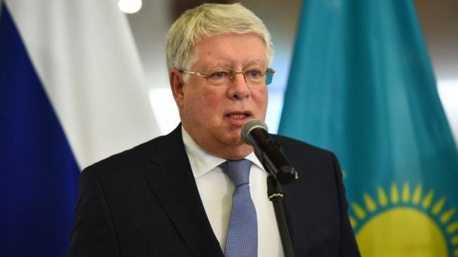De Russische ambassadeur in Astana sprak de Kazachen toe