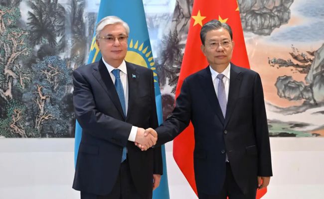 O Presidente do Cazaquistão reuniu-se com o Presidente do Parlamento da República Popular da China em Hainan