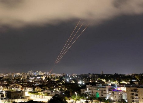 O Irã alerta Israel contra retaliações por ataques de drones e mísseis; Potências globais pedem moderação