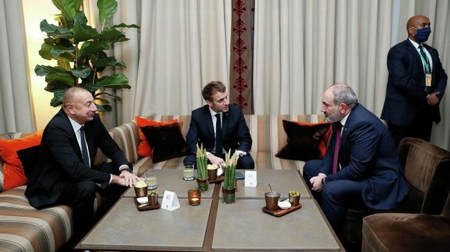 Aliyev i Prag slängde precis Pashinyan och Macron - statsvetare om Armeniens överlämnande av byar
